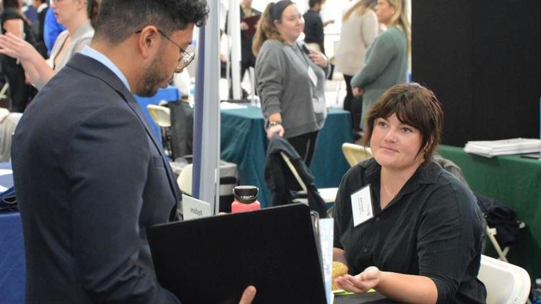 Recruiter 和 宾州州立大学阿宾顿分校 student at the fall 2023 career fair